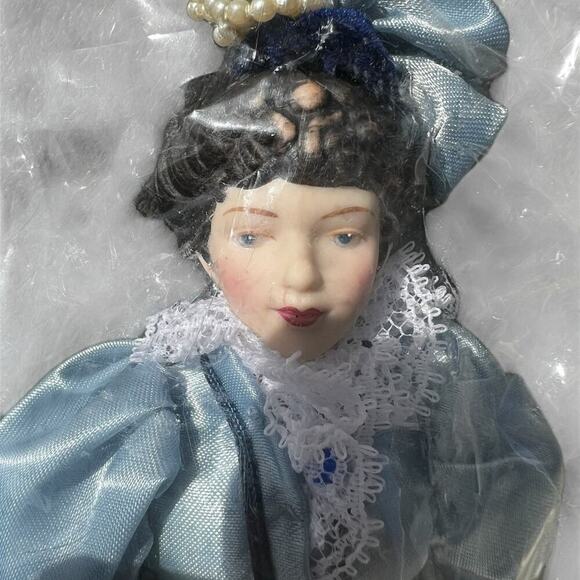 AVON FASHION AMERICAN TIMES-VICTORIAN DOLL - Picture 1 of 10